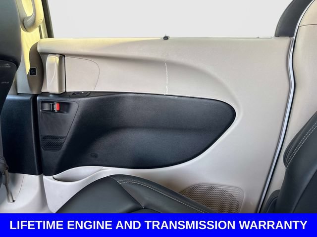 Used 2024 Chrysler Pacifica Touring-L FWD image 16
