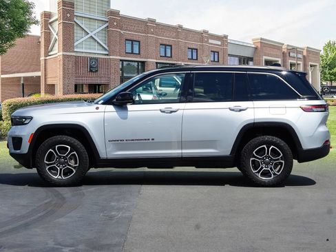 Used 2022 Jeep Grand Cherokee Trailhawk AWD/4WD image 8