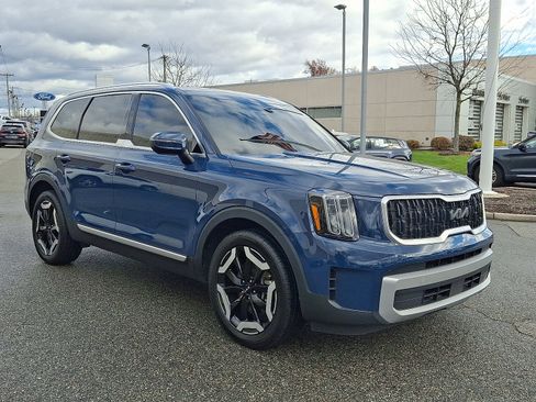 Used 2023 Kia Telluride EX w/ EX Captain's Chair Package image 3