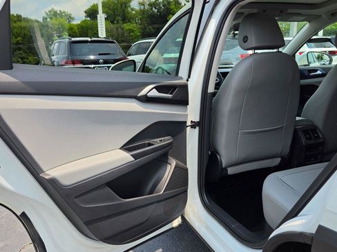 Certified 2022 Volkswagen Taos SE w/ Panoramic Sunroof Package AWD/4WD image 43