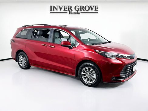 Used 2025 Toyota Sienna XLE w/ XLE Plus Package AWD/4WD image 3