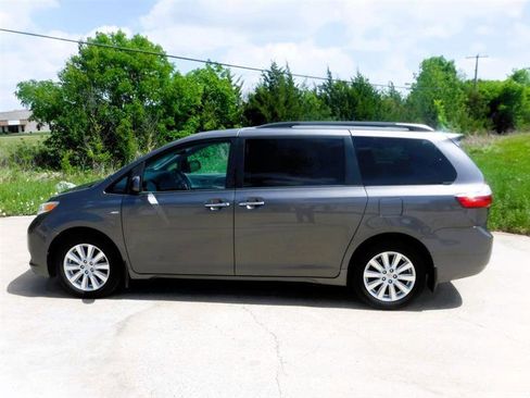 Used 2017 Toyota Sienna XLE AWD/4WD image 4