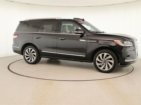 Used 2024 Lincoln Navigator Reserve image 9