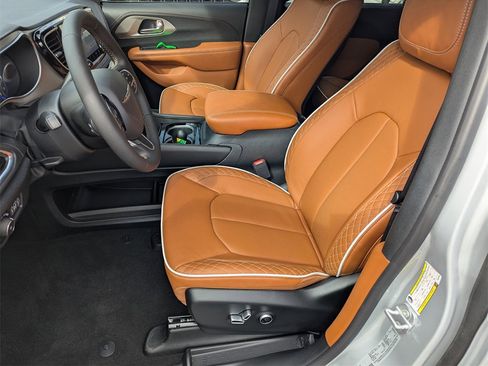 New 2026 Chrysler Pacifica Pinnacle image 12