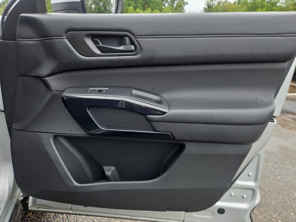 Used 2024 Nissan Pathfinder SV AWD/4WD image 15