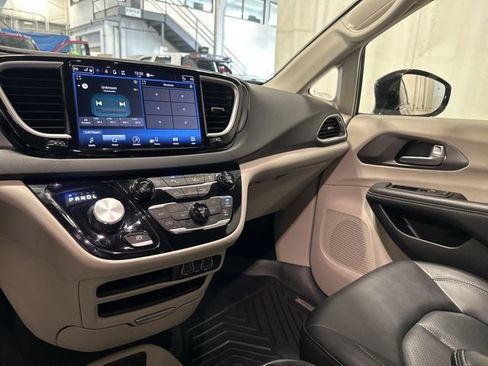 Used 2024 Chrysler Pacifica Touring-L image 22