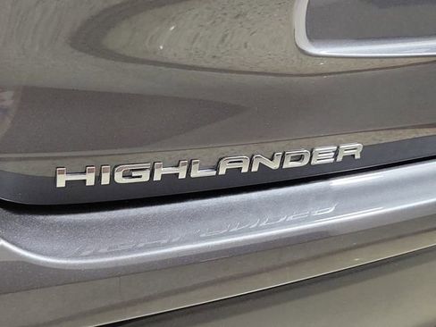 Used 2024 Toyota Highlander XLE image 9