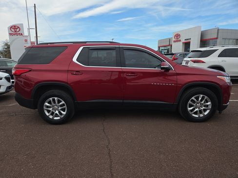 Used 2019 Chevrolet Traverse LT image 2