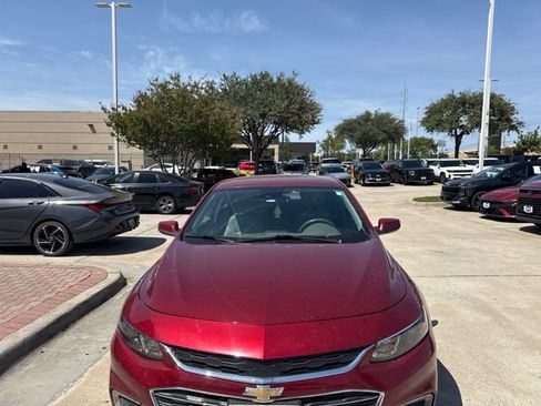 Used 2017 Chevrolet Malibu Premier w/ Driver Confidence Package FWD image 3