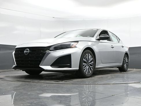 Used 2024 Nissan Altima 2.5 SV FWD image 42