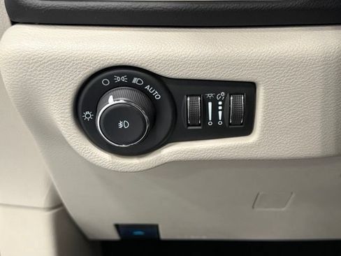 Used 2024 Chrysler Pacifica Touring-L FWD image 11