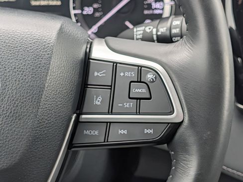 Used 2022 Toyota Highlander XLE image 13