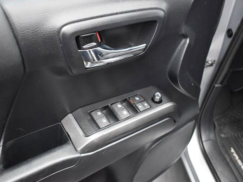 Used 2020 Toyota Tacoma TRD Sport image 11