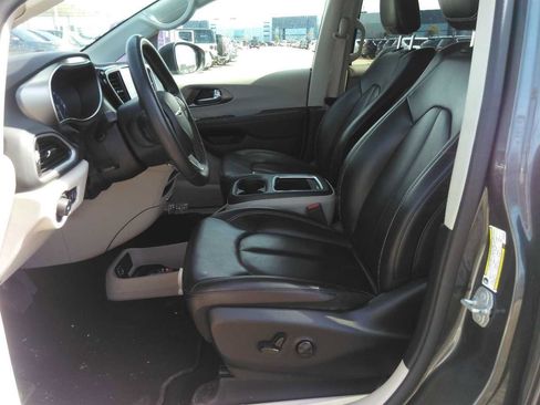 Used 2023 Chrysler Pacifica Touring-L image 8