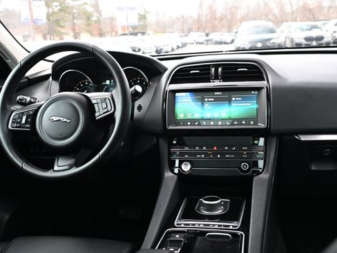 Used 2020 Jaguar F-PACE Premium image 35