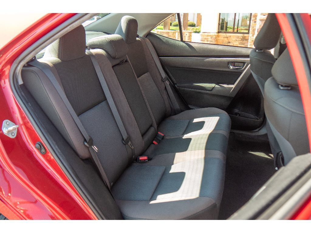 Used 2018 Toyota Corolla LE FWD image 19