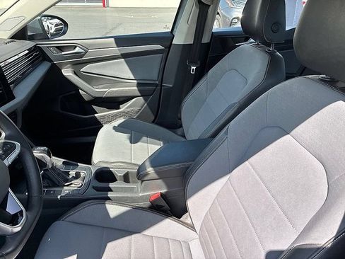 Used 2025 Volkswagen Jetta SE FWD image 25