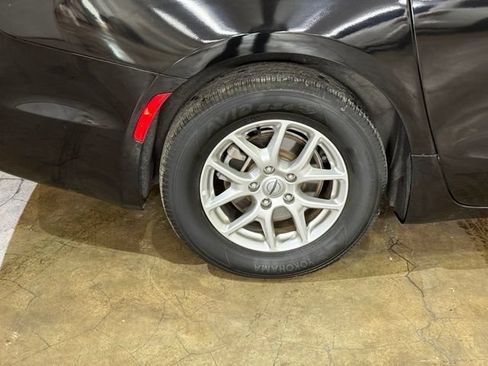 Used 2025 Chrysler Pacifica Select FWD image 5