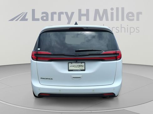 New 2026 Chrysler Pacifica Select FWD image 4