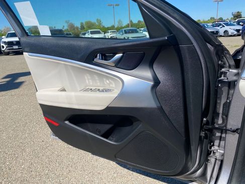 Used 2025 Genesis G70 2.5T image 18