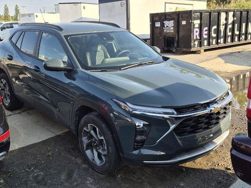 Used 2025 Chevrolet Trax LT w/ Driver Confidence Package FWD image 2