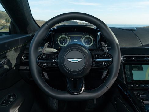 Used 2025 Aston Martin V8 Vantage Coupe RWD image 20