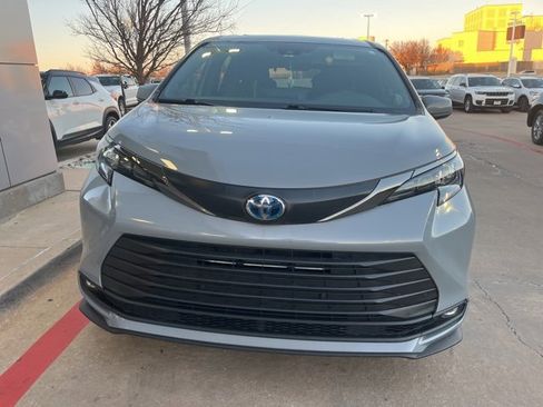 Used 2024 Toyota Sienna XLE Woodland Edition image 4