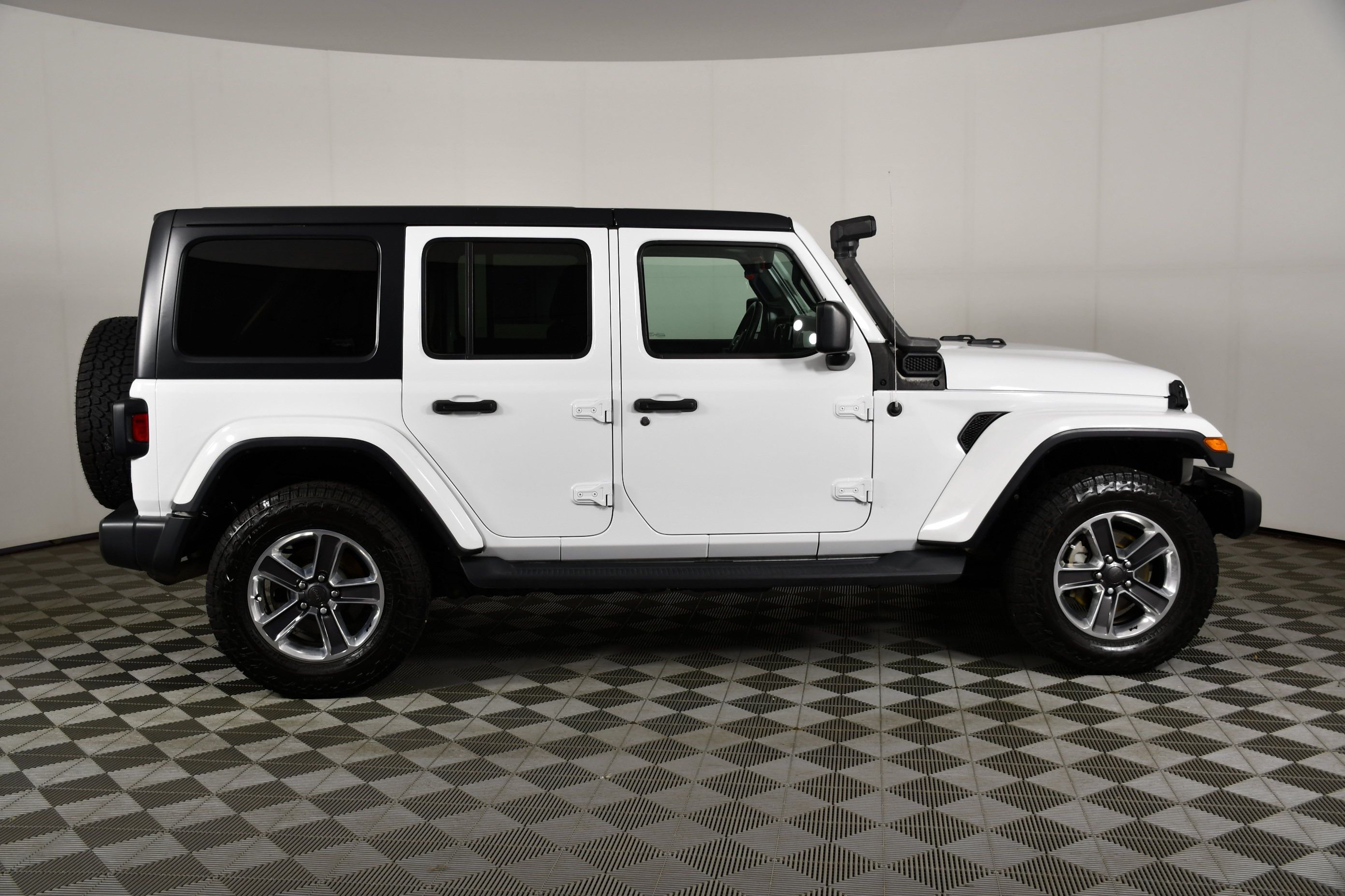 Used 2018 Jeep Wrangler Unlimited Sahara AWD/4WD image 5