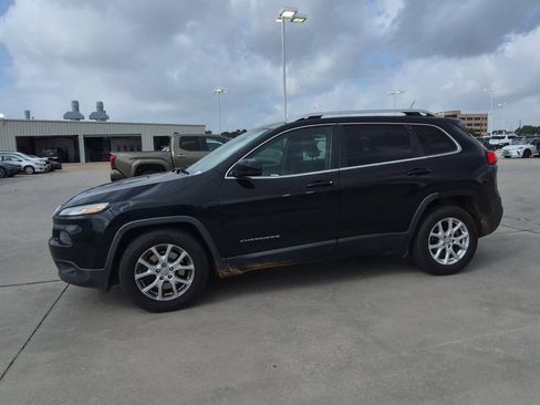Used 2017 Jeep Cherokee Latitude w/ Safety/Convenience Group FWD image 2