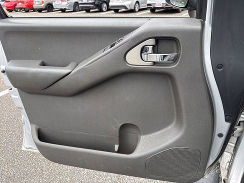Used 2011 Nissan Frontier SV image 5