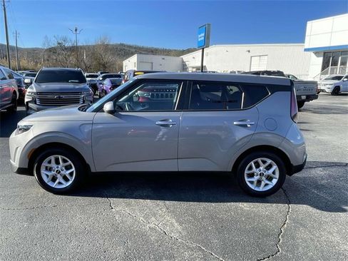 Used 2023 Kia Soul LX w/ LX Technology Package image 2