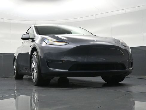 Used 2023 Tesla Model Y Long Range AWD/4WD image 28