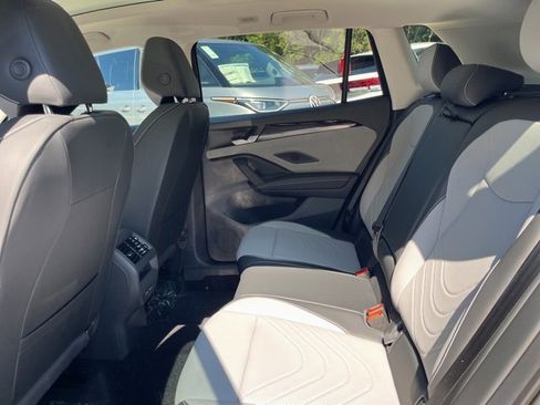 New 2025 Volkswagen Tiguan SE image 13