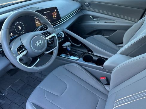 Used 2025 Hyundai Elantra SEL image 11