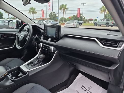 Used 2020 Toyota RAV4 LE FWD image 33