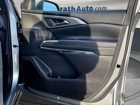 Used 2025 Chevrolet Traverse LT image 31