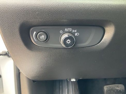 Used 2023 Chevrolet Traverse LT FWD image 8