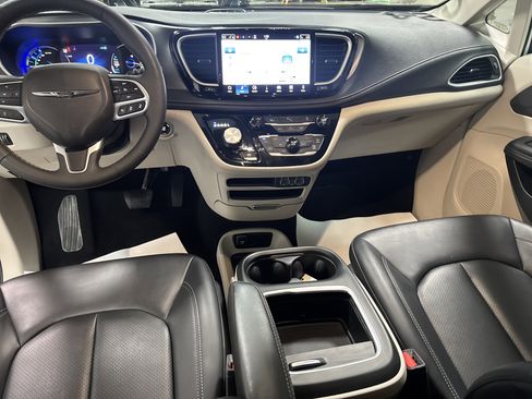 Used 2024 Chrysler Pacifica Select image 29