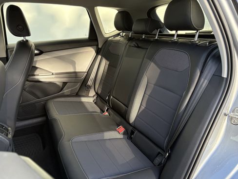 Used 2022 Volkswagen Taos SE image 11