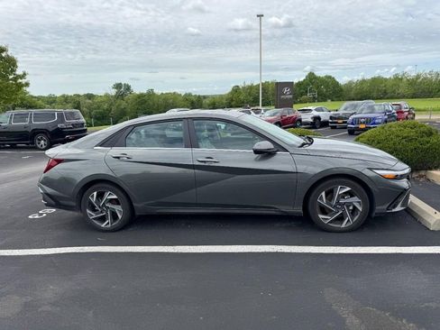 Certified 2025 Hyundai Elantra Limited w/ Cargo Package FWD image 2