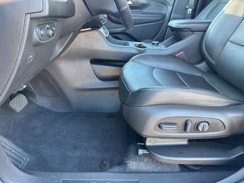 Used 2024 GMC Terrain SLT image 25