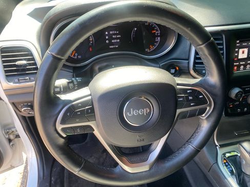 Used 2019 Jeep Grand Cherokee Laredo AWD/4WD image 11