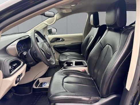 Used 2022 Chrysler Pacifica Touring-L w/ Uconnect Theater Family Group AWD/4WD image 24