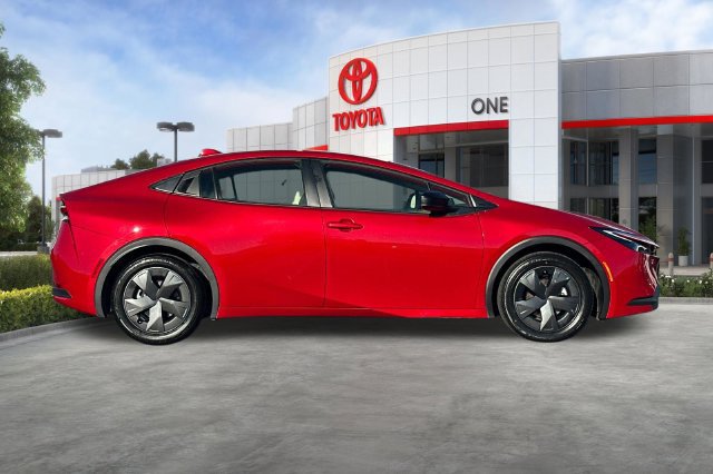Certified 2025 Toyota Prius LE FWD image 3