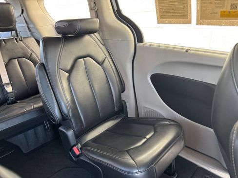 Used 2023 Chrysler Pacifica Touring-L FWD image 40