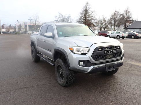 Used 2018 Toyota Tacoma TRD Off-Road image 3