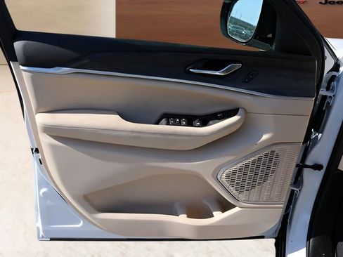 New 2026 Jeep Grand Cherokee Limited RWD image 10