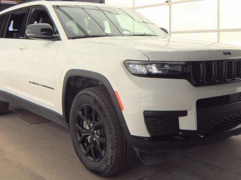 Used 2024 Jeep Grand Cherokee L Altitude image 3