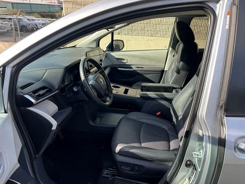 Used 2022 Toyota Sienna LE image 11