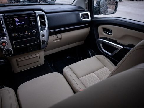 Used 2018 Nissan Titan SV image 20
